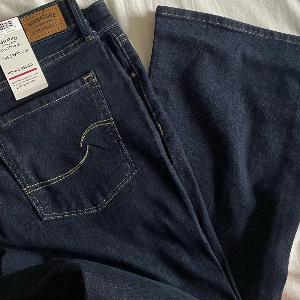 Signature by Levi Strauss & Co. Gold Label Women's Shaping Bootcut Jeans - Picture 3 of 5